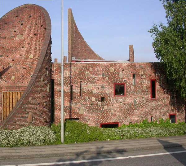 Photo de l'Église Baptiste de Brande, entièrement réalisé en matériaux recyclés